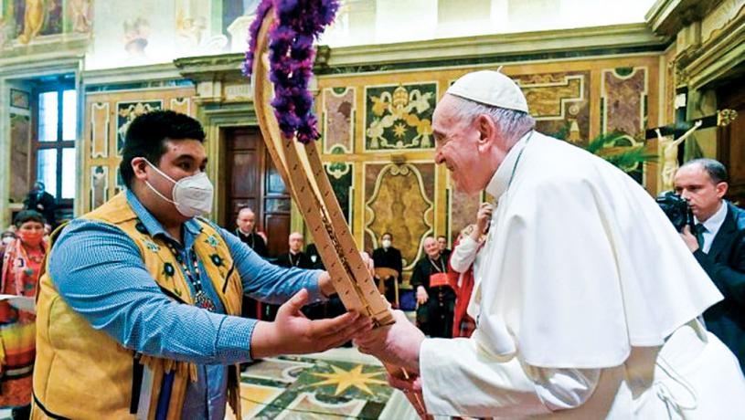 ■圖為教宗於4月接見到訪羅馬教廷的加國原住民代表。  Vatican Media