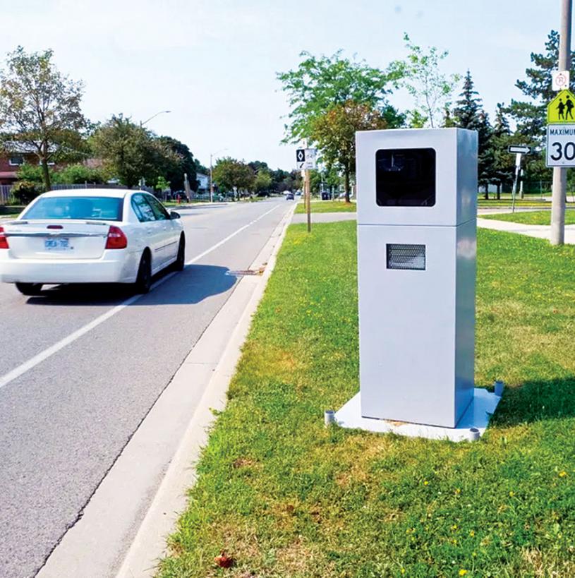 密市35個地點裝置的自動測速執法攝像機，過去一年來總共發出逾8,200張汽車超速告票。星報資料圖片