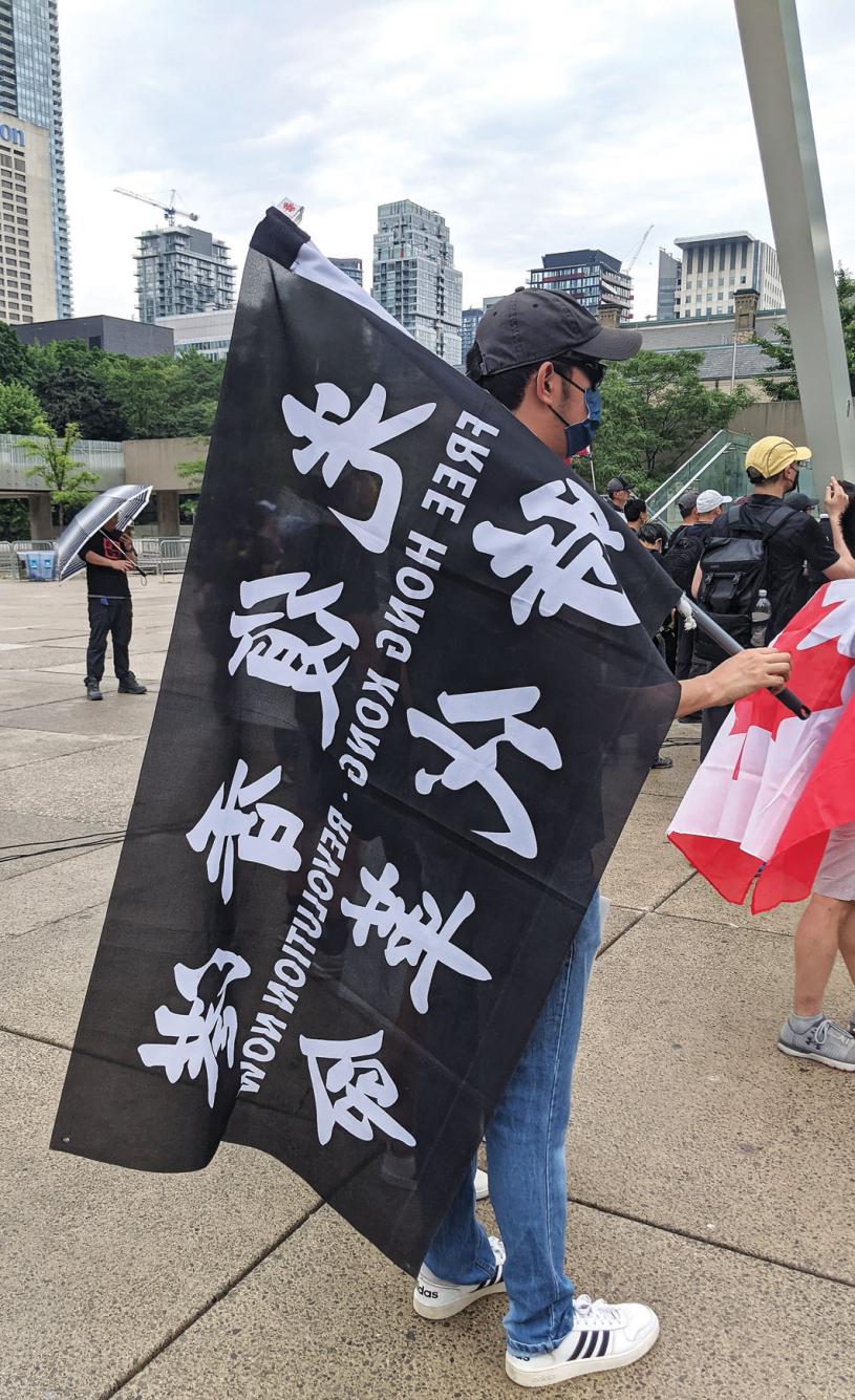 ■有参加游行人士展示“光复香港”旗帜。星岛记者摄