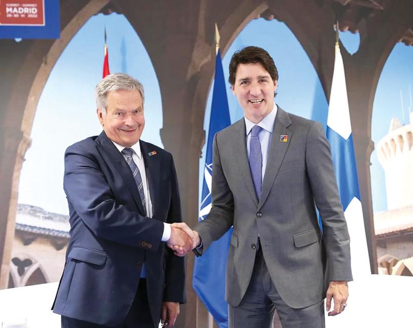 ■杜鲁多（右）在上周北约峰会期间，与芬兰总统会面。加通社资料图片