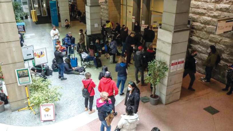 ■在許多護照辦事處，長長的人龍最近已是常態。圖為溫哥華市中心的護照辦事處人龍。CBC