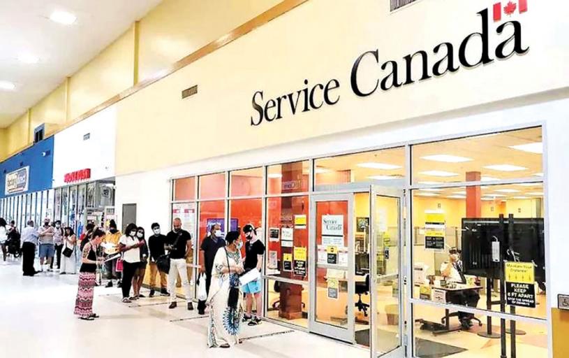 ■加拿大服務局一辦事處門外，等候辦理護照的市民大排長龍。加通社資料圖片