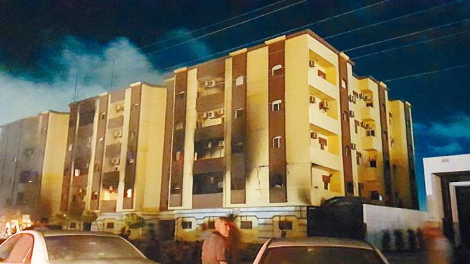利比亞東部圖卜魯格市的「國民代表大會」大樓，留下被示威者焚燒的痕迹。