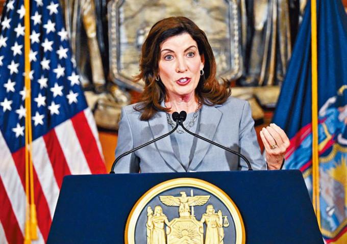 纽约州女州长霍楚尔宣布该州通过新枪管法。
