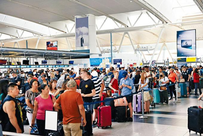 纽约甘迺迪国际机场上周六挤满等候办理登机手续的乘客。