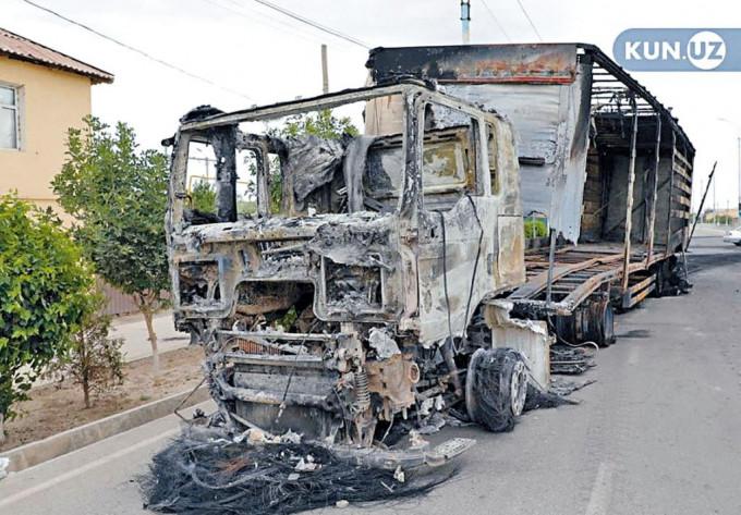 烏茲別克努庫斯市街上，一輛在示威中燒毀的貨車。