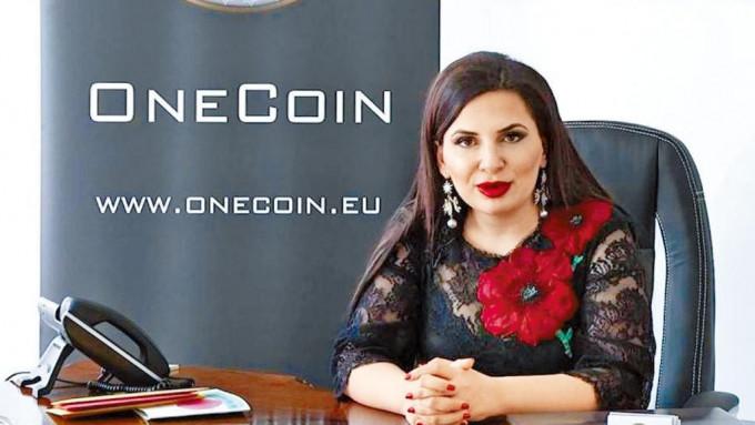 伊格納托娃數年前穿着時尚衣飾，宣傳加密貨幣OneCoin。