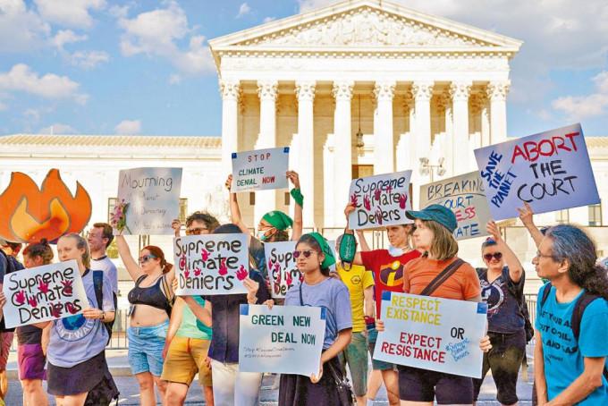 環保人士在華盛頓最高法院外，抗議有關環境保護局的裁決。　