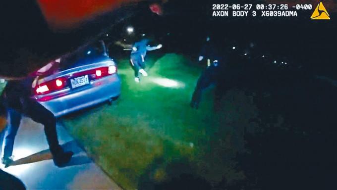 俄亥俄州阿克伦市警方公布警员随身摄录机影片，显示沃尔克弃车逃跑。