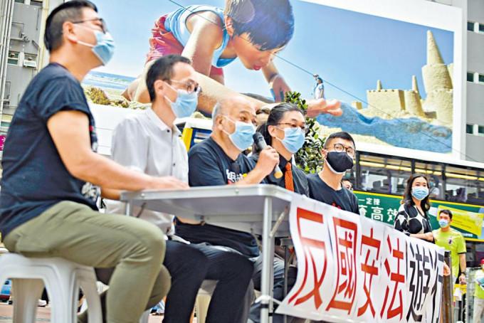 前屯門區議員張錦雄（左五），前日被廉署拘捕。