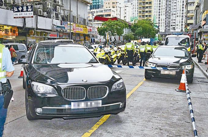 警方隐形战车（右）截获涉案私家车。