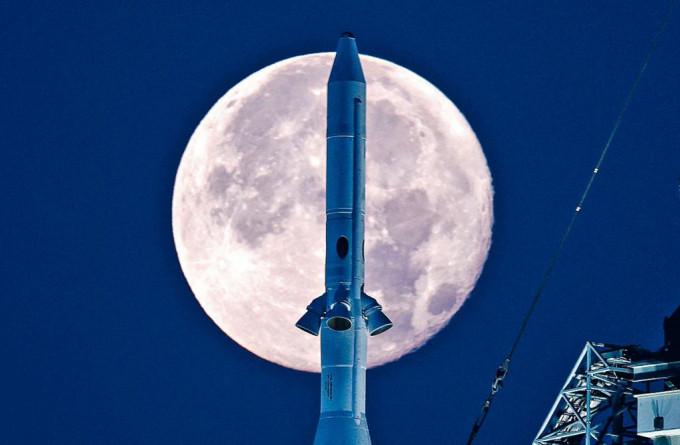 美國太空總署新一代重型登月火箭SLS，豎立在佛州甘迺迪太空中心。