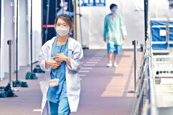本港医疗出现“人才荒”，须引入海外医生应需求。