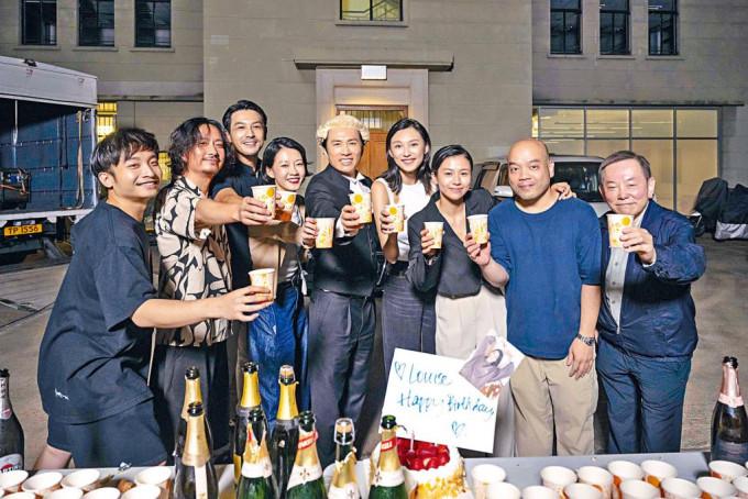 子華與謝君豪、王丹妮、廖子妤、阿Dee等主演齊開香檳慶祝。