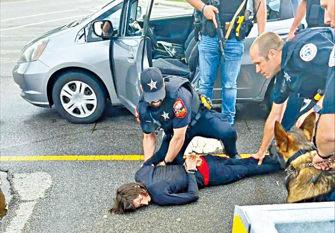 警方發現海蘭帕克槍擊案疑犯克里莫三世的汽車，上前追截，成功將他拘捕。