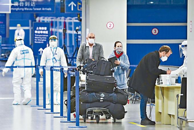 內地逐步放寬入境限制措施，來華航班增加。