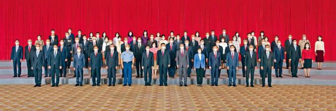 国家主席习近平（前排中）与新任行政长官李家超和行政、立法及司法机构负责人合照。