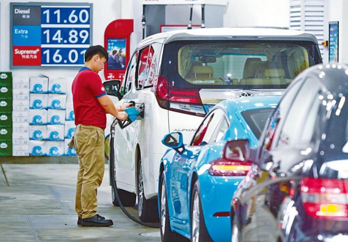 香港油价贵绝全球，再惹油商定价加快减慢争议。