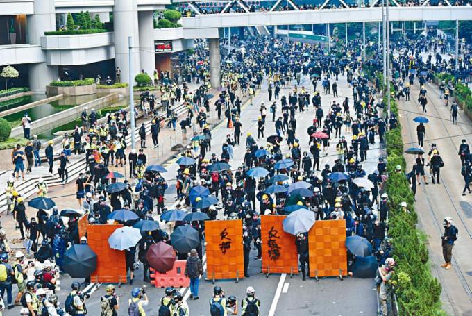 一九年九月二十九日在政总外，大批示威者集结与警对峙。