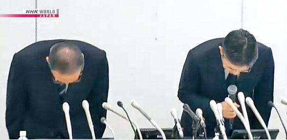 KDDI社长高桥诚（右）周日在记者会上，就通讯故障道歉。