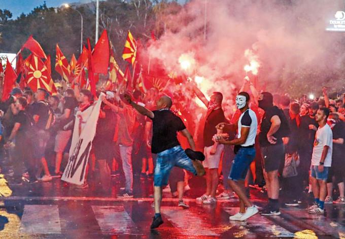 北馬其頓民眾周二晚在外交部大樓外示威。