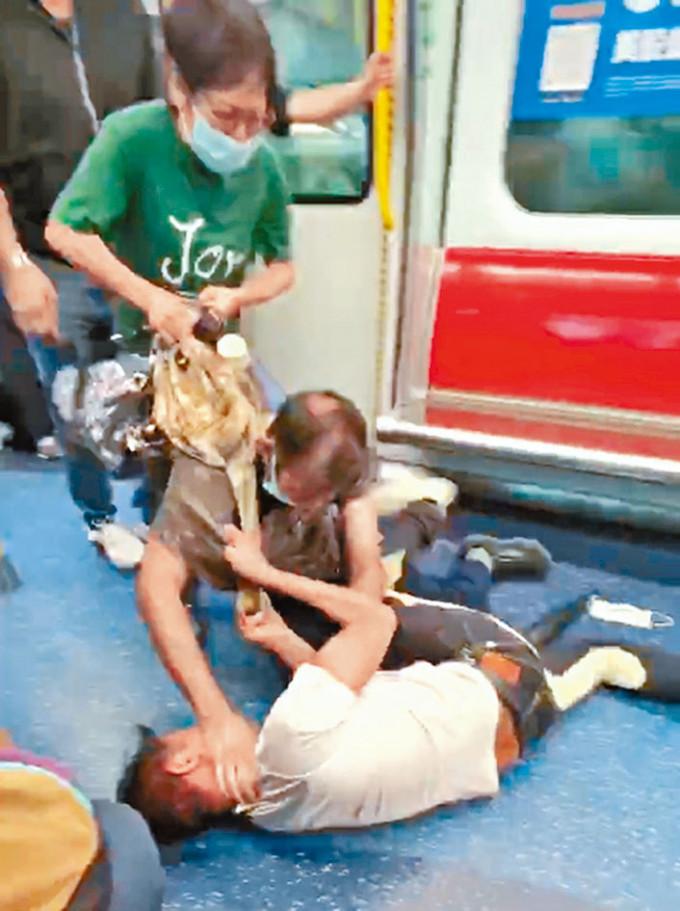 印港兩男疑因講電話聲浪問題，在港鐵屯馬綫車廂格鬥。