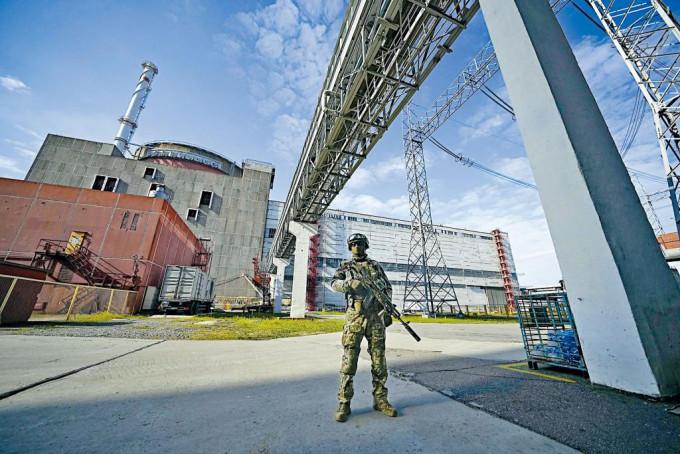 今年五月，俄兵在扎波羅熱核電廠範圍駐守。