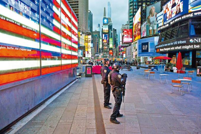 美国纽约时代广场去年五月发生枪击案，警察在场戒备。