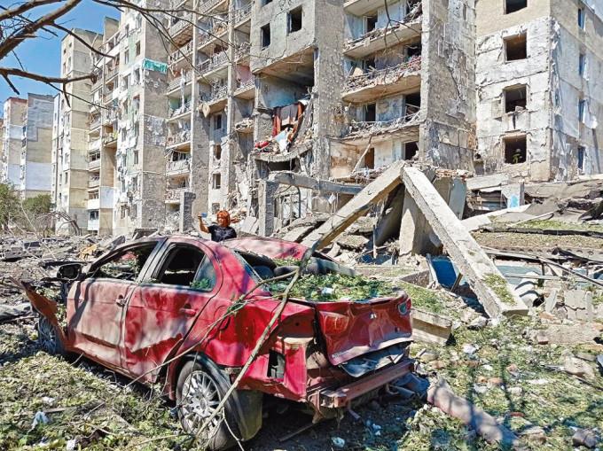 敖德薩附近謝爾吉伊夫卡鎮住宅大廈遭導彈擊中。