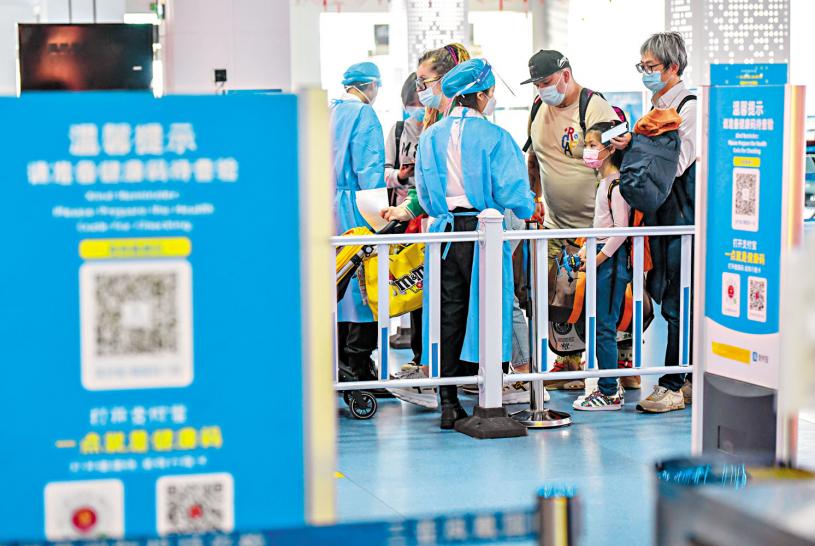 中國新版猴痘防控技術指南稱，在排查入境人員新冠病毒感染的同時，還要進行猴痘病毒排查。中新社資料圖片