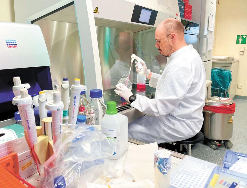 德國發現首例猴痘病例後，微生物研究所所長在實驗室工作。路透社資料圖片