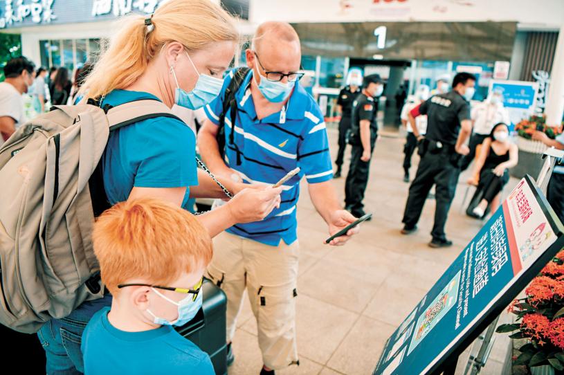 图为外籍旅客在海口美兰国际机场航站楼扫描“健康码”。中通社资料图片