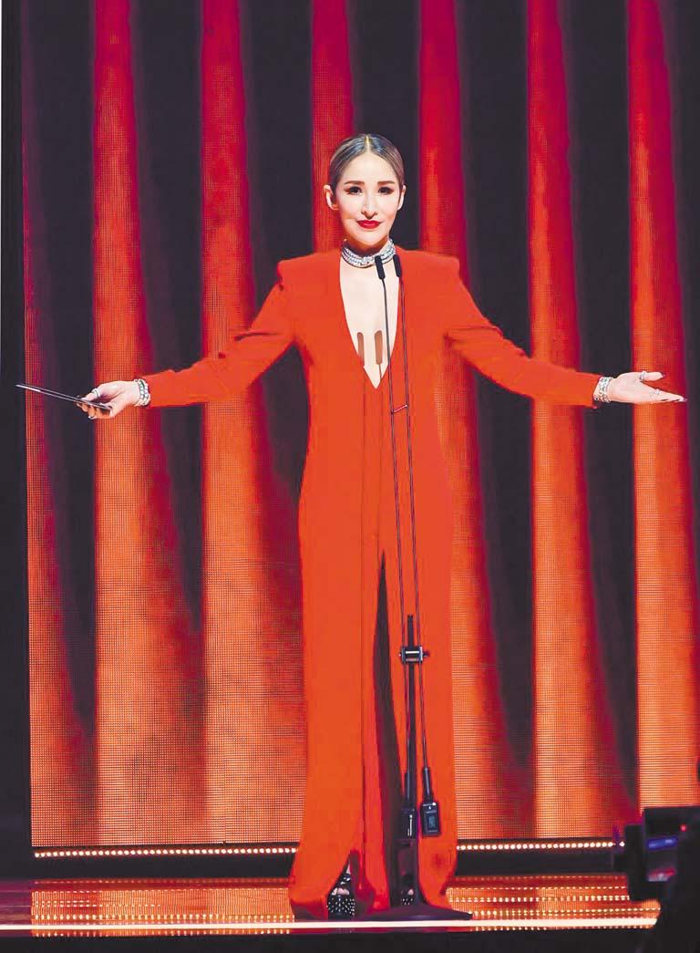 蕭亞軒身披大紅性感禮服，擔任
神秘頒獎嘉賓。 網上圖片