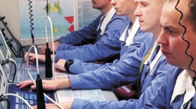 圖為俄羅斯「弗拉基米爾．莫諾馬赫」號核潛艇上的官兵於2020年12月在鄂霍次克海域成功進行了一次潛射導彈發射試驗。美聯社資料圖片