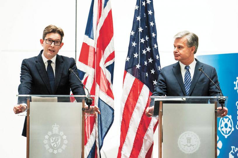 美國聯邦調查局（FBI）局長克里斯托弗．雷（右）與英國情報部門軍情五處（MI5）處長麥卡勒姆（左）6日首次共同公開露面。美聯社