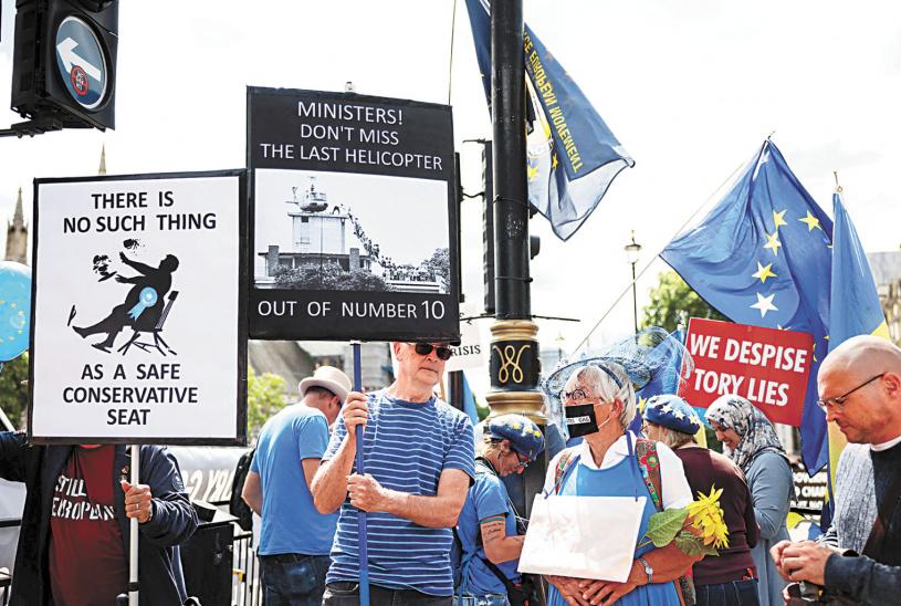 示威者在倫敦街頭抗議首相約翰遜。路透社
