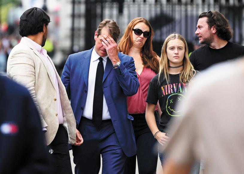 执政的保守党主席埃利奥特（左二）抵达位于白厅的内阁办公室时神情愁苦。法新社