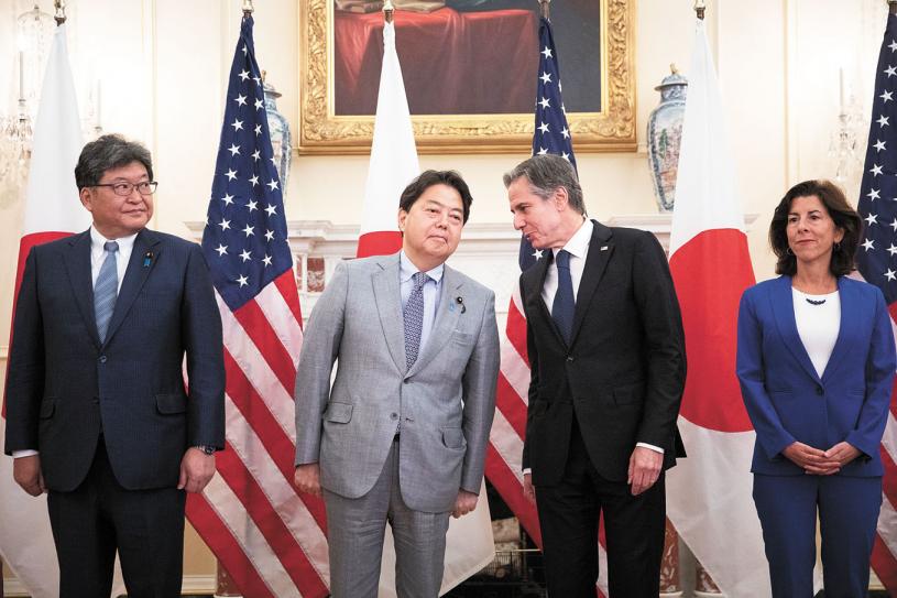 （左起）日本經濟產業大臣萩生田光一、外相林芳正、美國國務卿布林肯、商務部長雷蒙多在華盛頓舉行會談。美聯社