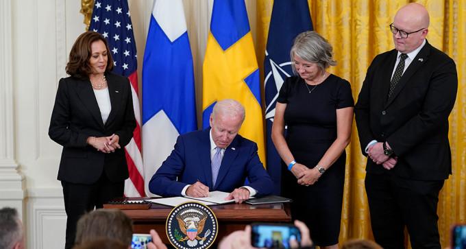 美国总统拜登9日在白宫签署文件，落实美国批准芬兰和瑞典加入北约。（美联社）