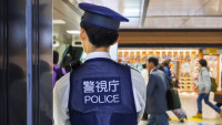 日本有警员醉倒街头遗失查案文件 涉400人资料 