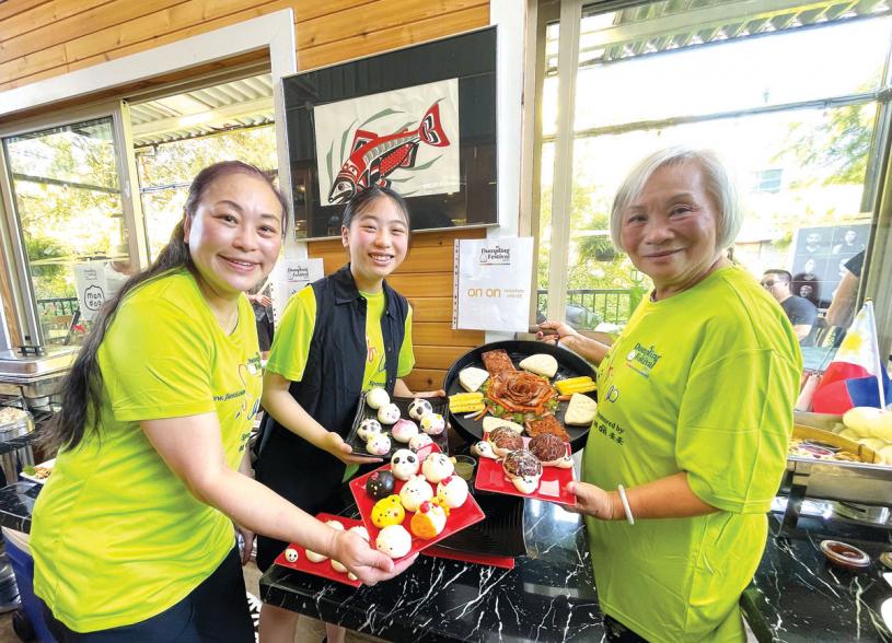 ■安安食家负责人陈女士（左一）表示，她们三代同堂发声反对种族歧视。