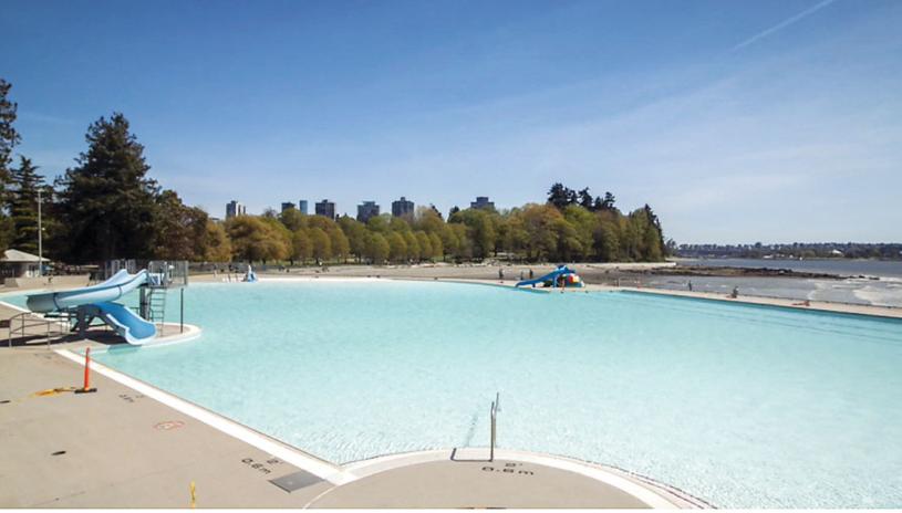 ■由於人手短缺，第二海灘游泳池被迫縮短開放時間。 溫哥華公園局圖片