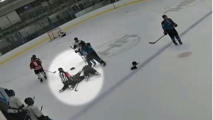 ■警方调查冰球场上冰刀踢人脸部行为。   Reddit