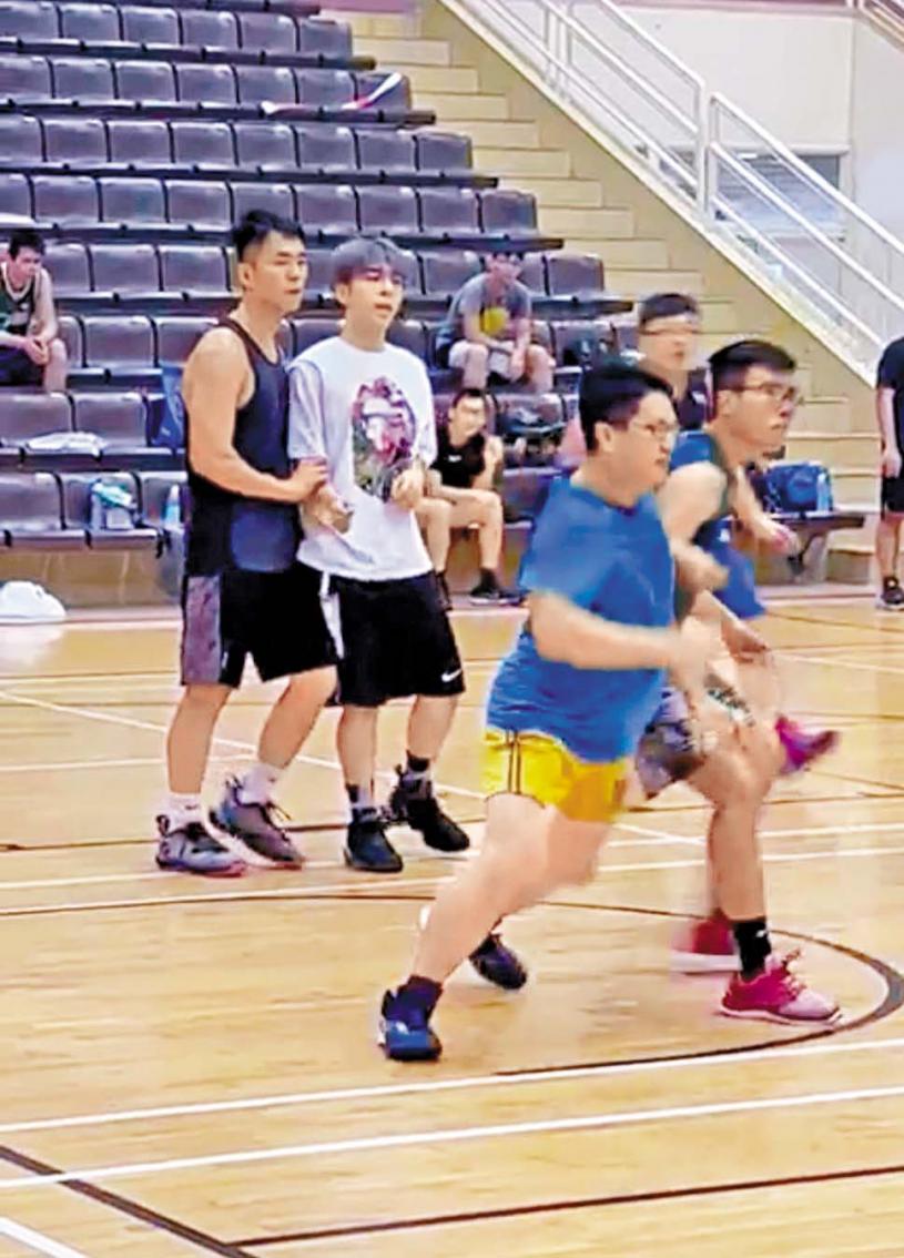 Edan与朋友到葵涌
室内运动场打篮球。