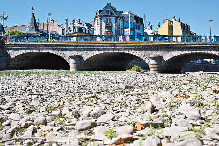 法国东部贝尔福的萨武勒斯河干涸。法新社