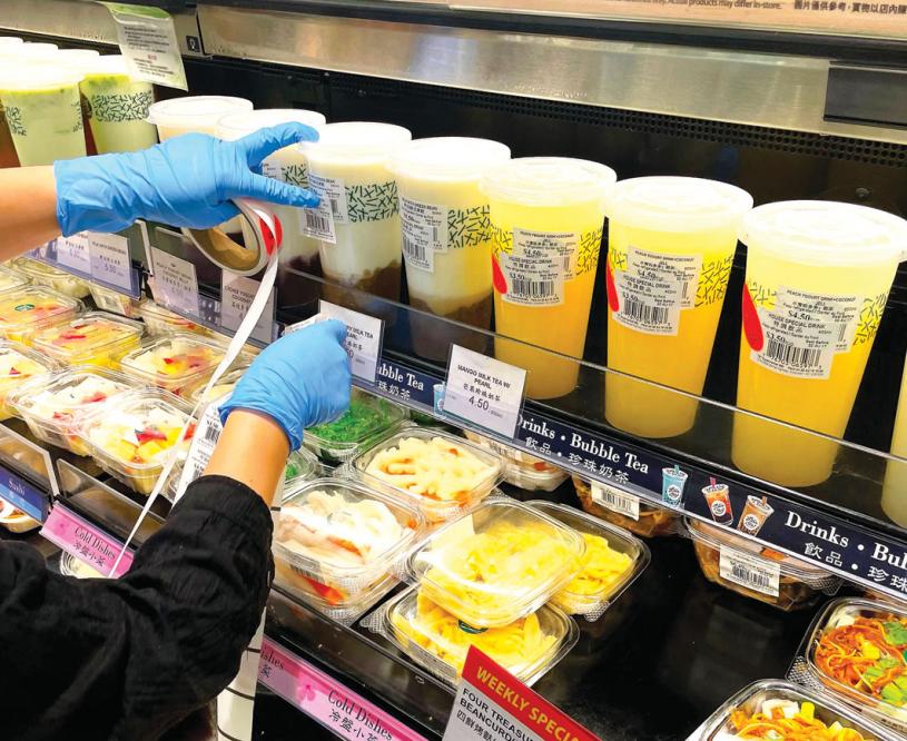 ■超市员工在7时左右开始为无法过夜存放的食品贴上减价标识。
