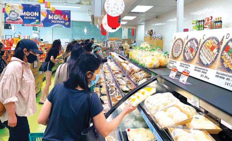 ■市民紛紛搶購超市傍晚出售的減價熟食。
