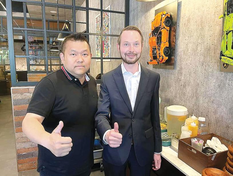 ■國會議員古柏（Michael Cooper，右）到訪江衍緻擔任顧問的餐廳。 江衍緻/Facebook