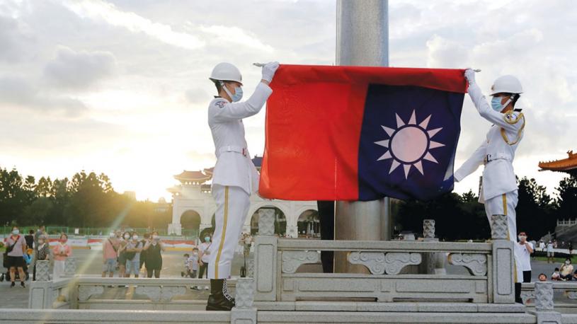 ■加拿大多個國會議員擬最早10月訪台。圖為兩名士兵在台北中正紀念堂自由廣場進行每日收旗儀式。 美聯社資料圖片