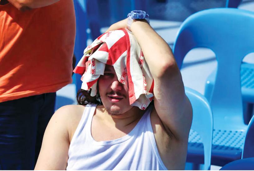 ■圖為在本月較早些時候，柏林炎熱的一天，一個遊客用衣服放上頭來遮擋陽光。
Getty Images